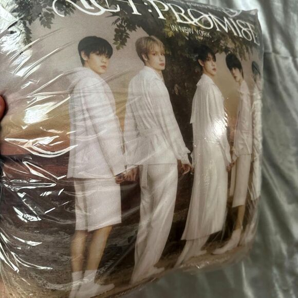 Tomorrow x Together World Tour Act Promise Madison Square Garden New York Pillow - Picture 3 of 11